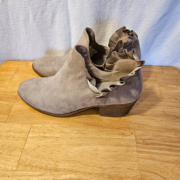 Women's Fergalicious Shoes by Fergi. Size 8.5M.  ITEM #196 - Picture 2 of 6